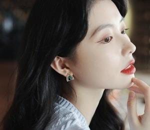 Curved-V Stud Tops Pair